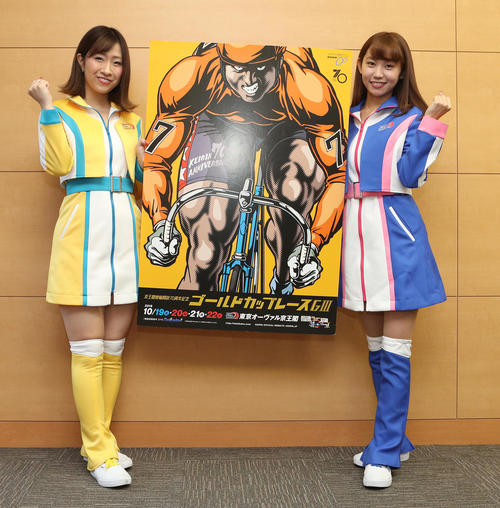 京王閣競輪開設70周年記念G3ゴールドカップレースPRのため来社したオーヴァルエンジェルの津田菜都美（左）と堀之内優（撮影・佐藤成）
