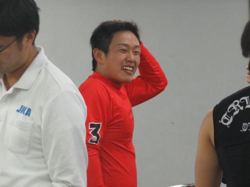 河合佑弥を撃破し笑顔で勝利者インタビューに向かう酒井拳蔵