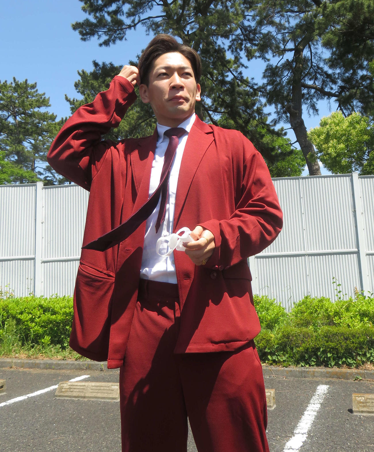 目立つファッションで競輪場入りした地元鈴木竜士