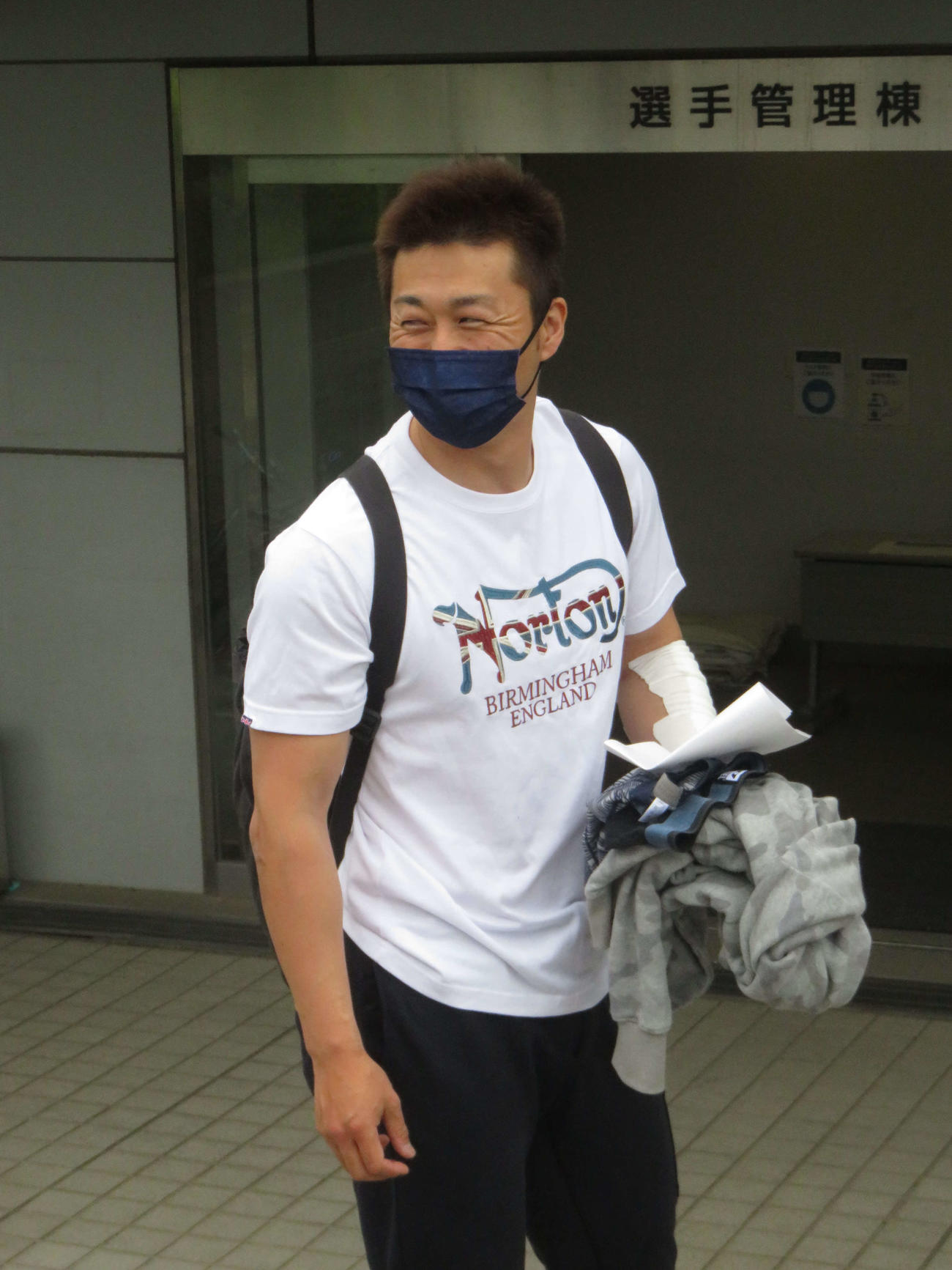 初日ゴール後に落車した平原康多は「大丈夫です」と笑顔で語った（撮影・山本幸史）