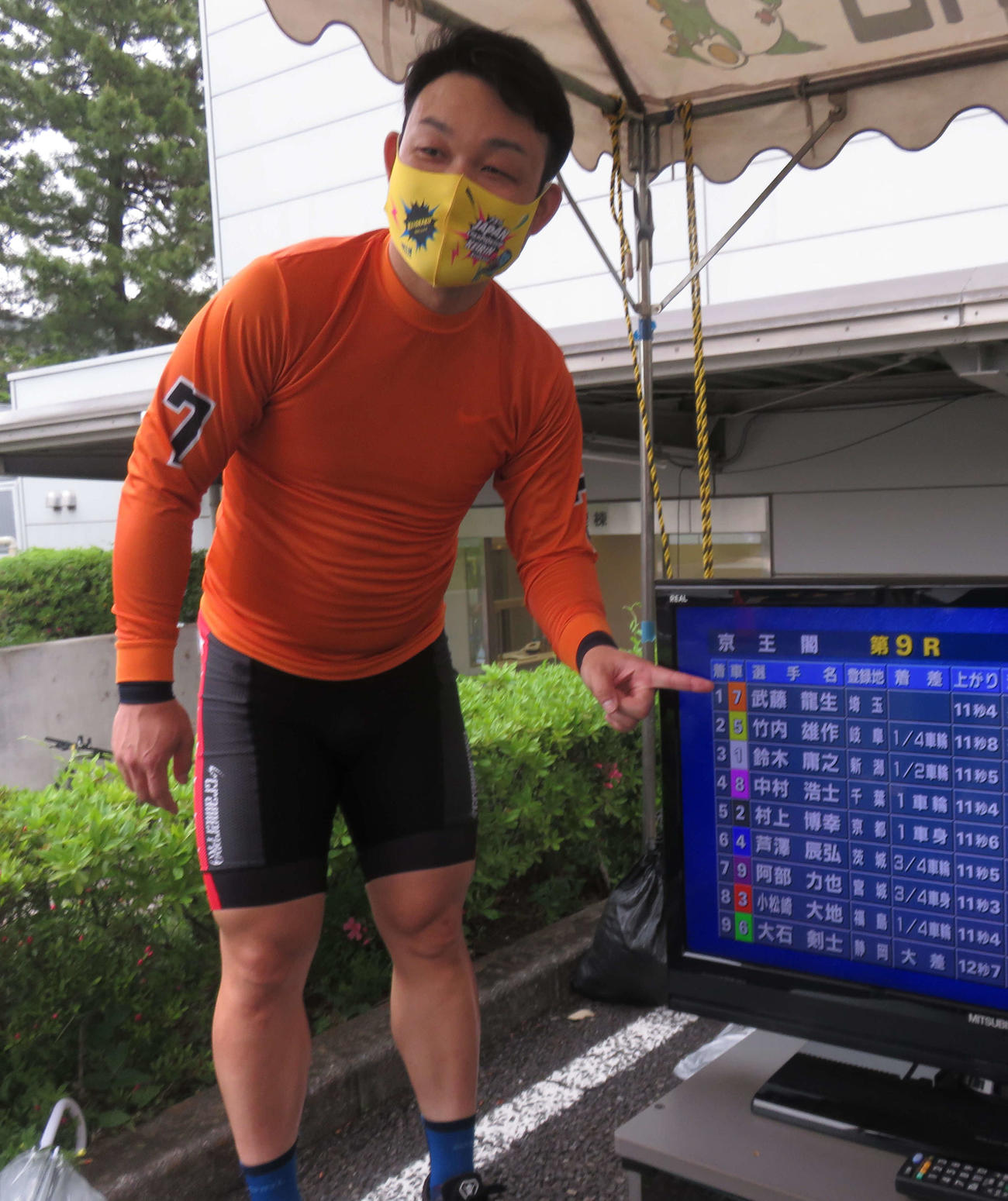2予快勝で初のG1準決進出を決めた武藤龍生は結果画面を指さして喜ぶ