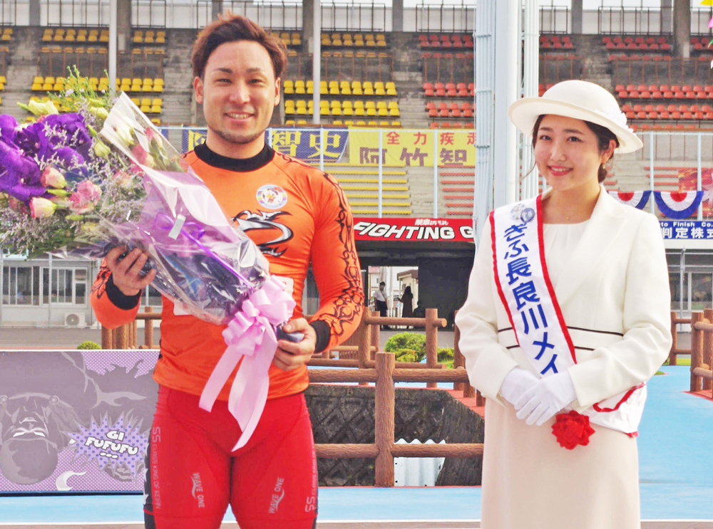 優勝した郡司浩平（左）は岐阜長良川メイツの長良薫さんと2ショット