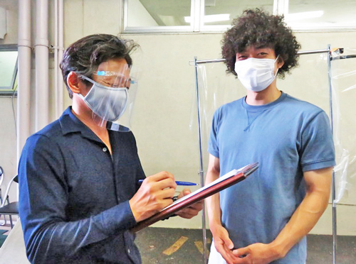 山崎賢人（右）を直撃取材するヤマコウ