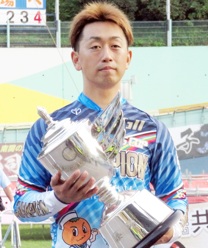 表彰式で優勝カップを手にする中本匠栄