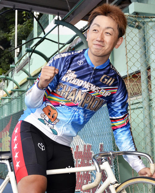 ビッグ初制覇を果たして笑顔でガッツポーズする中本匠栄(共同)