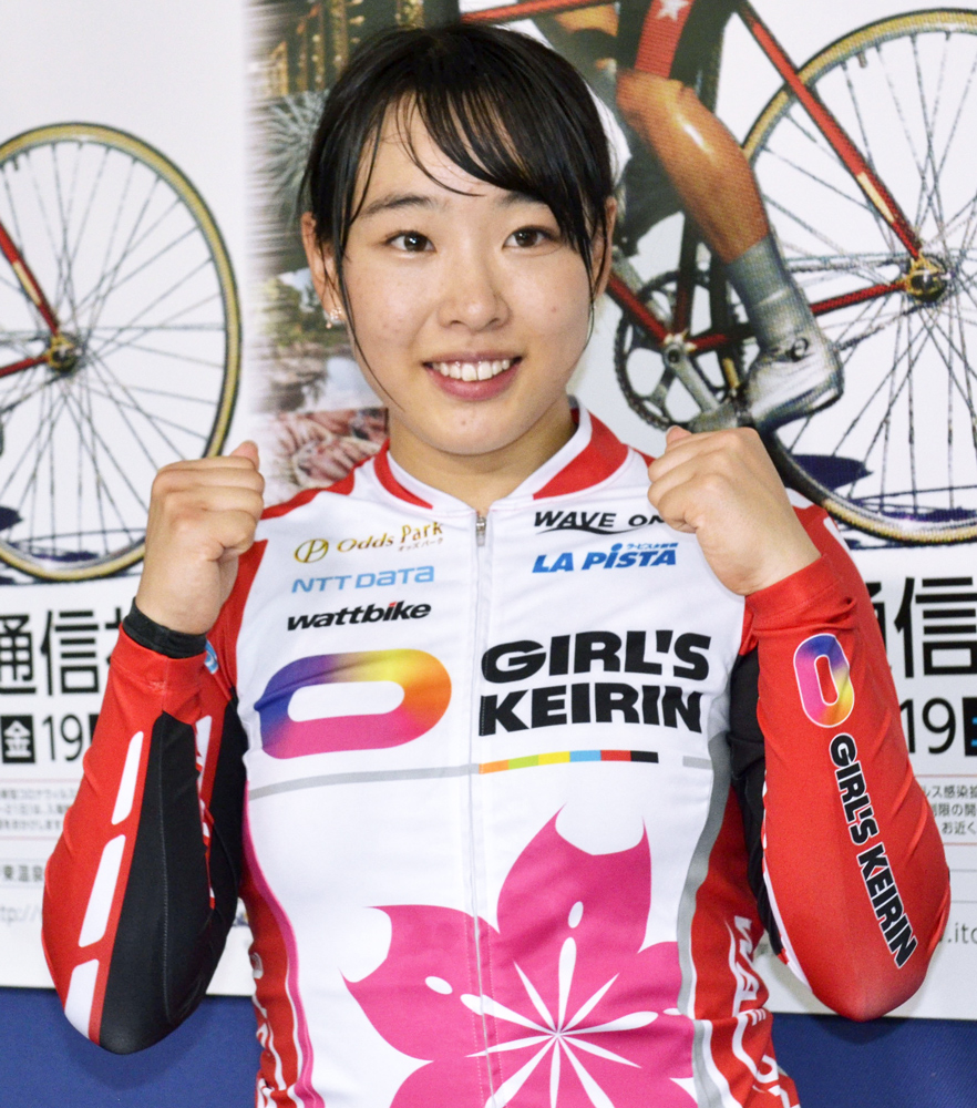 ガルコレ3度目の優勝を決めてガッツポーズの高木真備（共同）