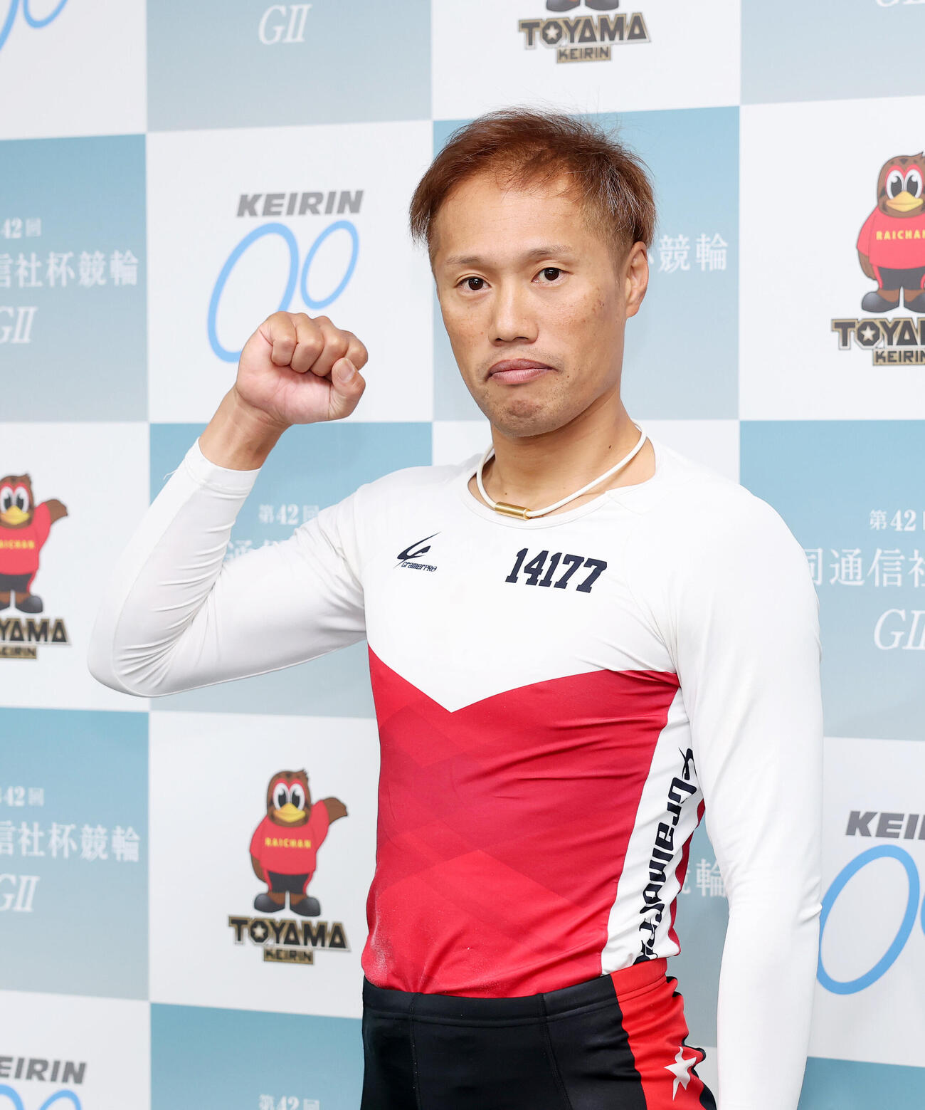 ポーズを決める小堺浩二（撮影・鈴木正人）