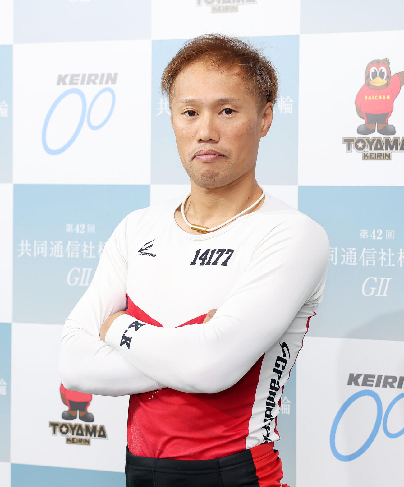 ポーズを決める小堺浩二（撮影・鈴木正人）