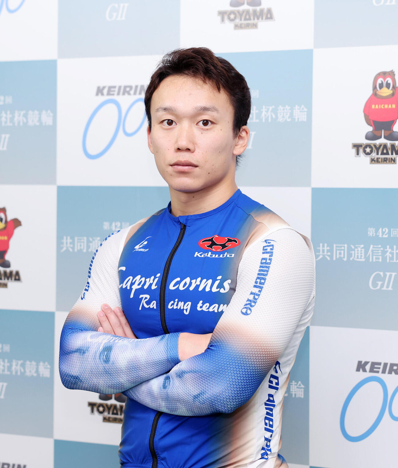 ポーズを決める村田祐樹（撮影・鈴木正人）