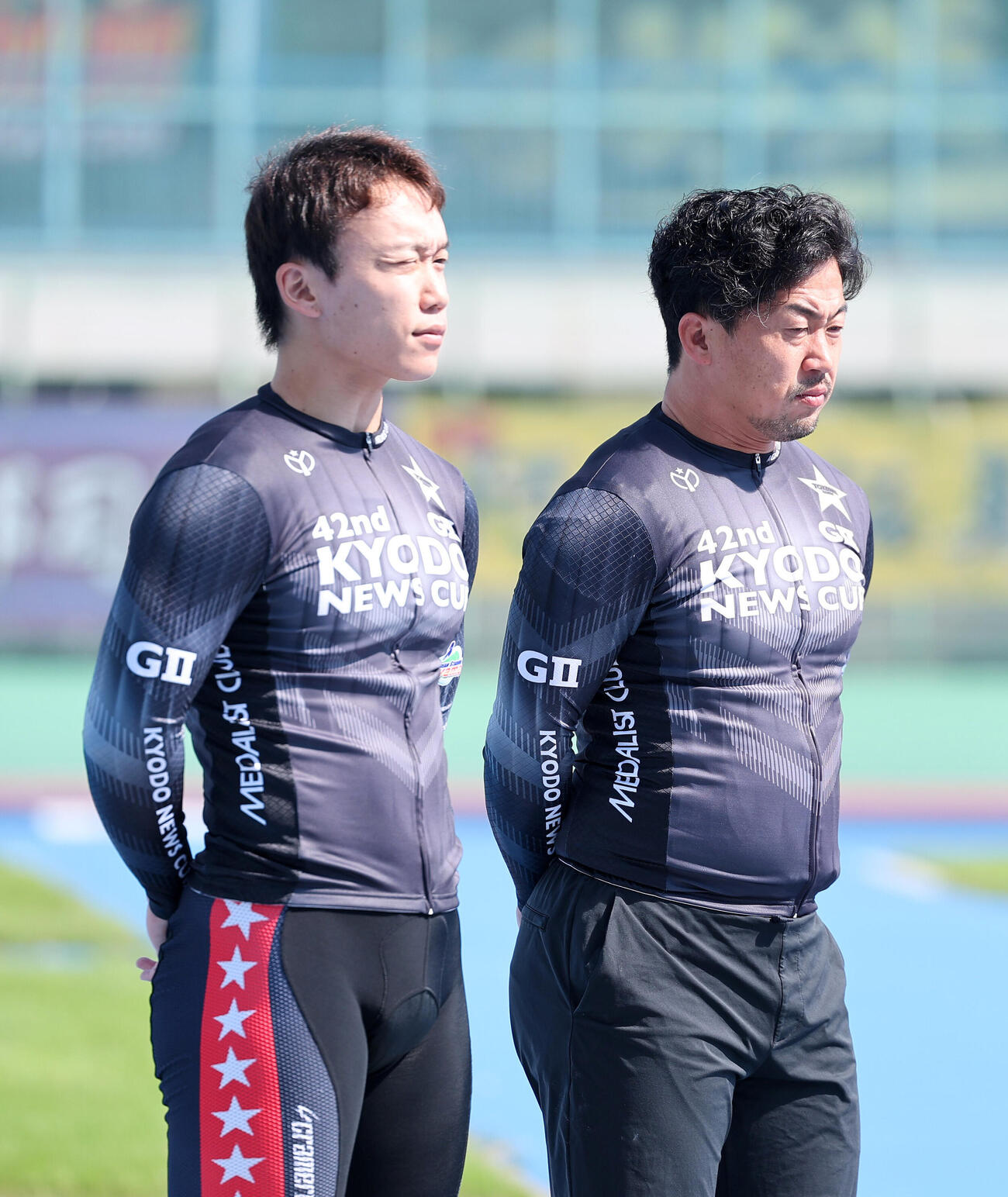 開会式に臨む村田祐樹（左）と南修二（撮影・鈴木正人）