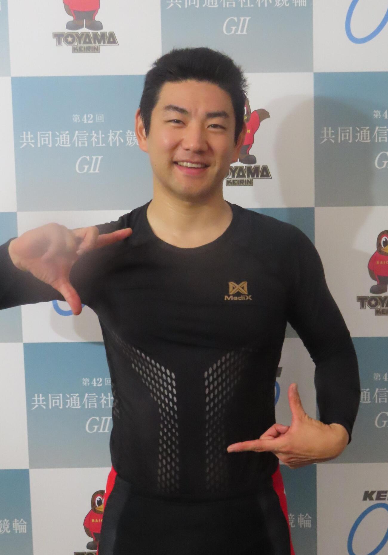 2勝目を挙げて笑顔でポーズをとる杉浦侑吾