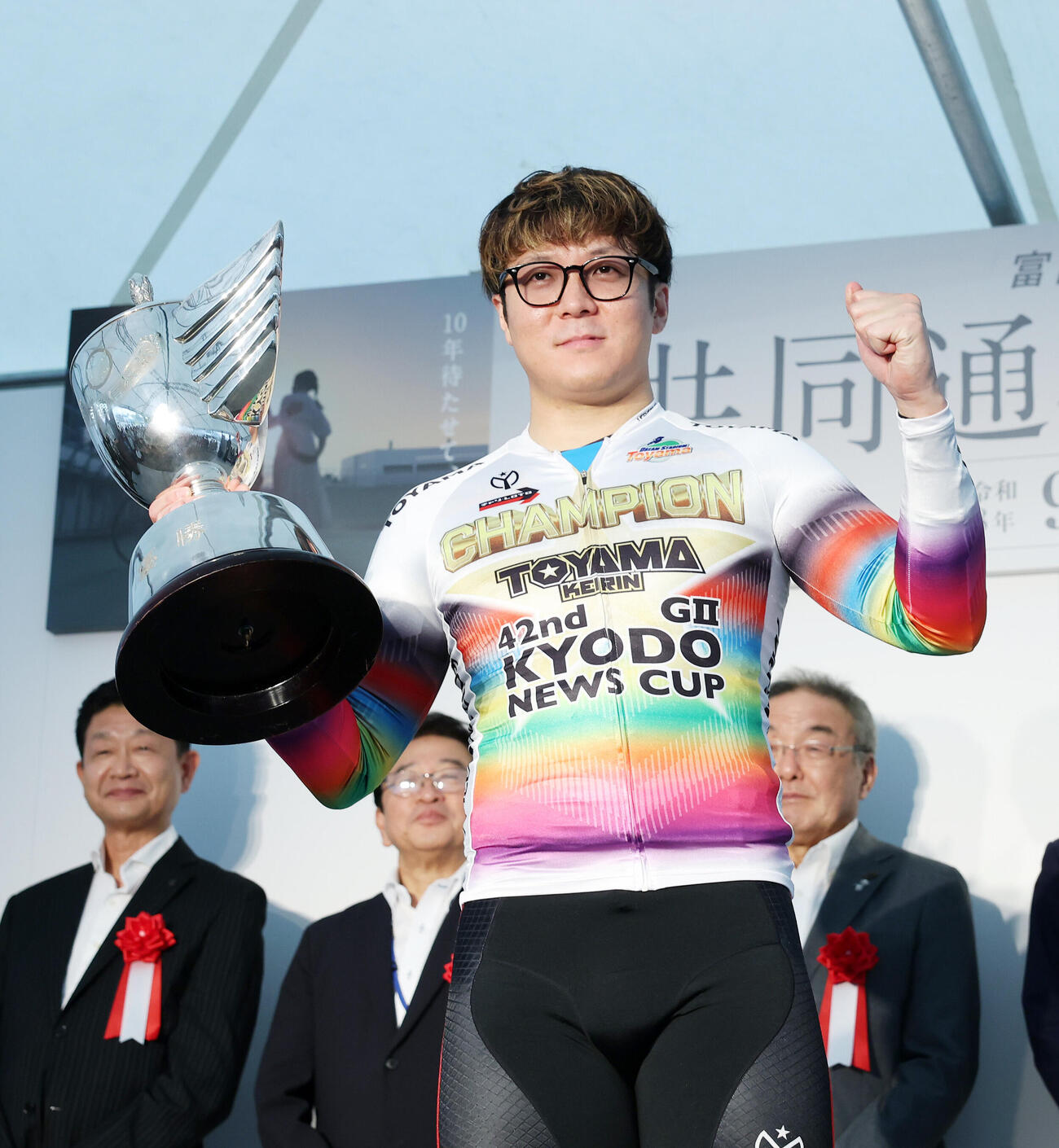優勝杯を手にガッツポーズする佐々木悠葵（撮影・鈴木正人）