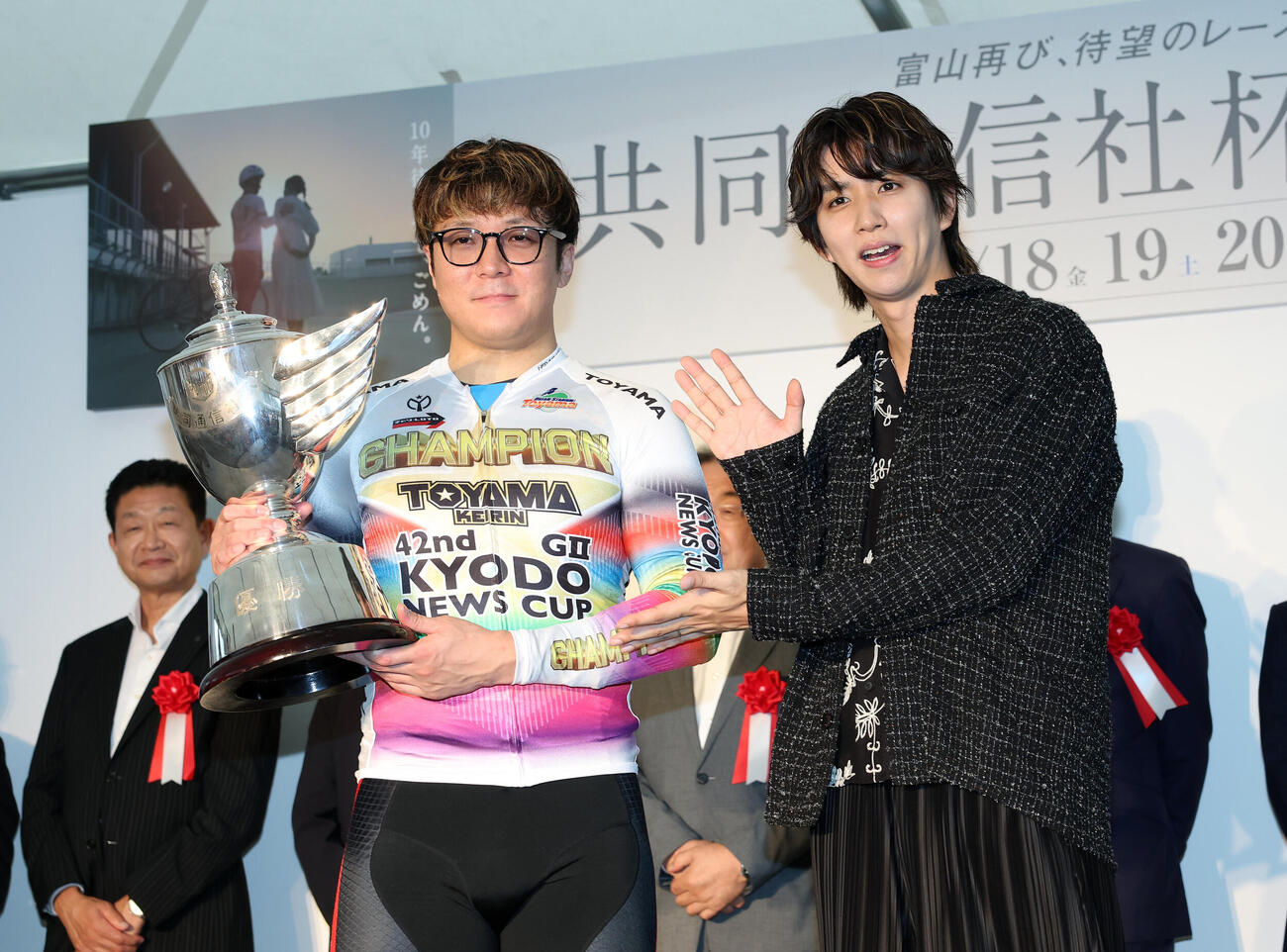 優勝杯を手に写真に納まる佐々木悠葵（左）とはじめしゃちょー（撮影・鈴木正人）