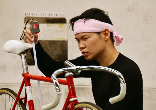 自転車を調整する吉田拓矢（撮影・外山鉄司）