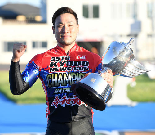 共同通信社杯を制し優勝杯を手に笑顔を見せる郡司浩平（撮影・前岡正明）