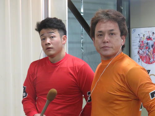 1着同着のインタビューを待つ高山雄丞（左）と中村秀幸