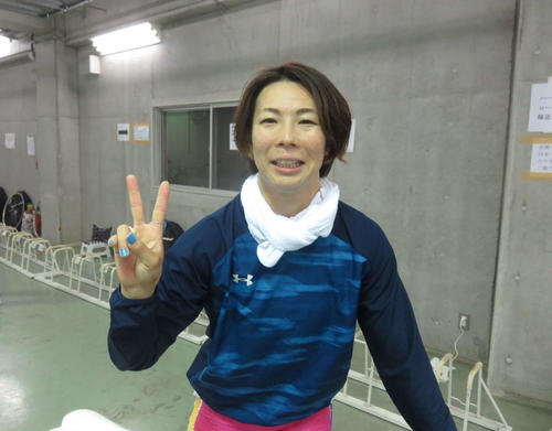 小坂知子はピース（2着）サインで笑顔