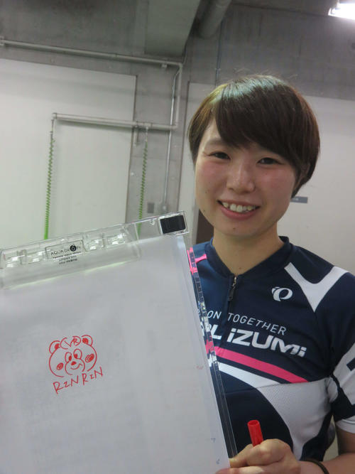 ルーキーの伊藤のぞみは函館競輪のPRキャラクター「りんりん」のイラストを描いて笑顔