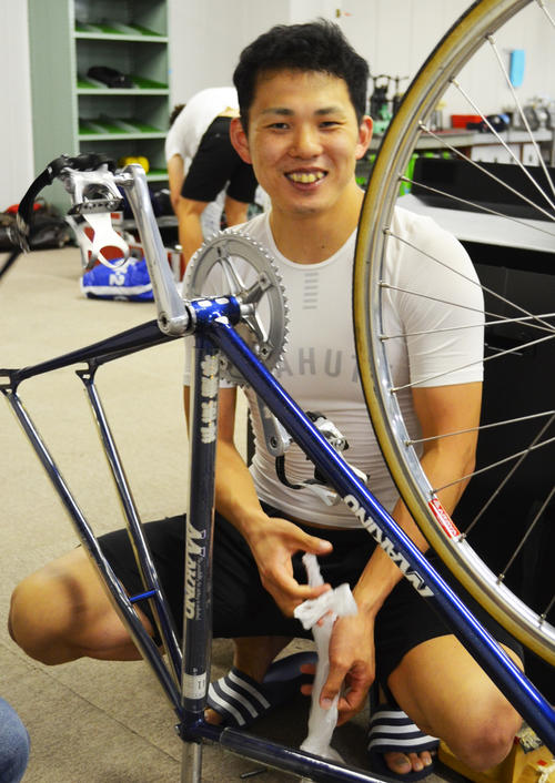 平原康多から譲り受けたフレームを組み立てる笠松将太