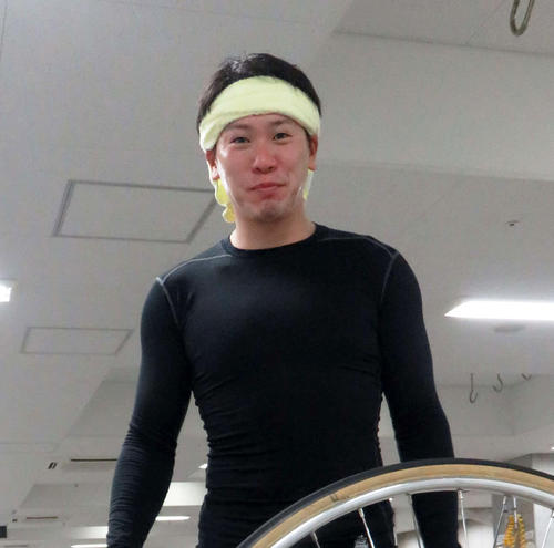 今藤康裕が昨年5月以来の1着を喜ぶ（撮影・野島成浩）