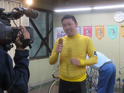 テレビの勝利者インタビューを受ける須永勝太