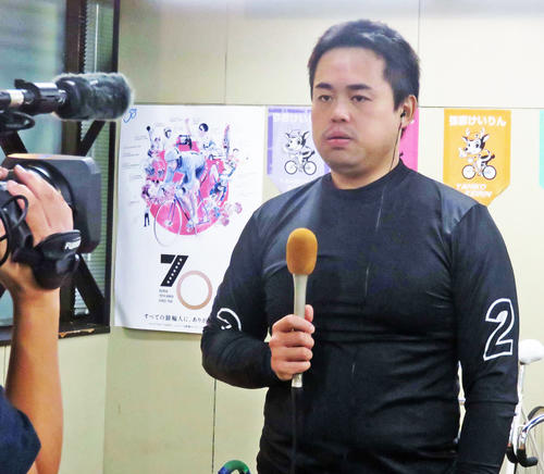 テレビの勝利者インタビューを受ける木村浩宣（撮影・中野公博）
