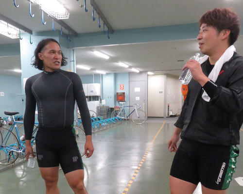 隅田幸助（左）が戦った新井僚太郎と健闘をたたえ合う
