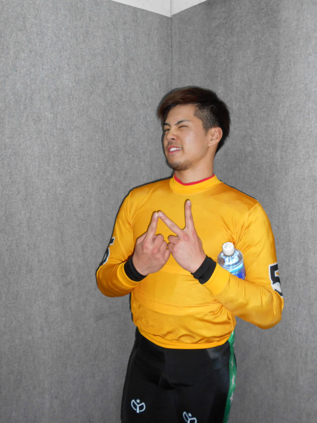 予選2Rをまくりで制した山本隼人が決めポーズ