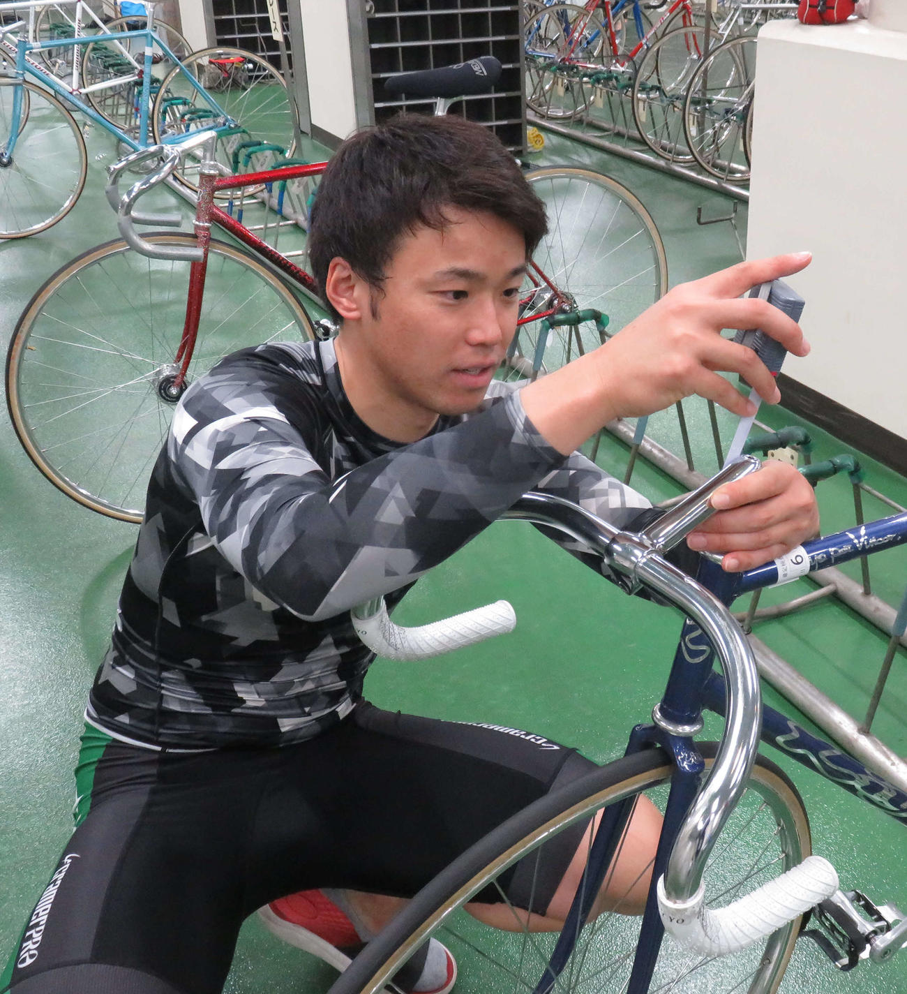 レース後に部品交換する関根健太郎