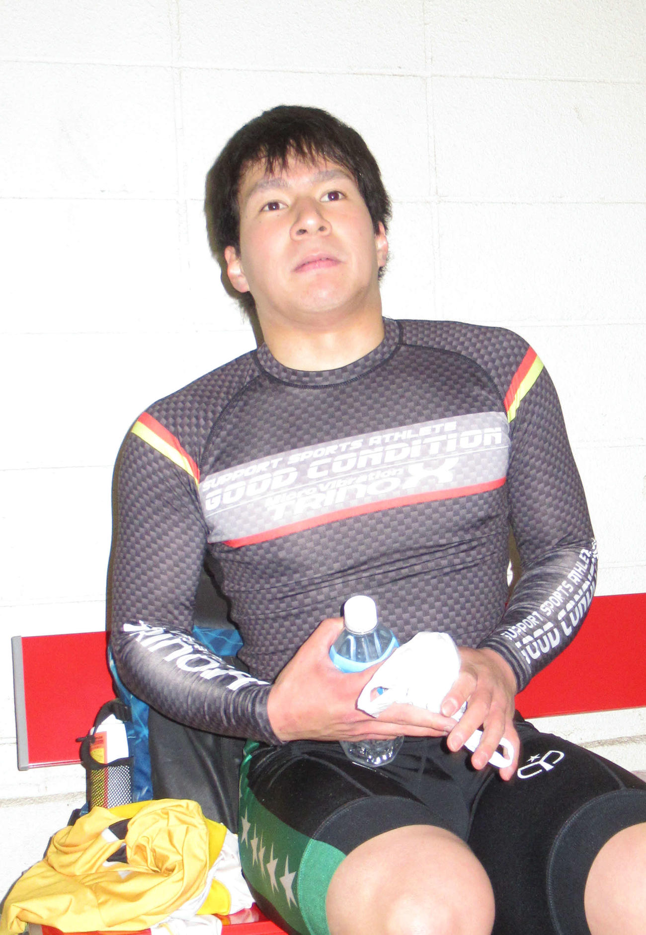 土田栄二が勝利にも感触の悪さに宙をにらんだ（撮影・山田敏明）