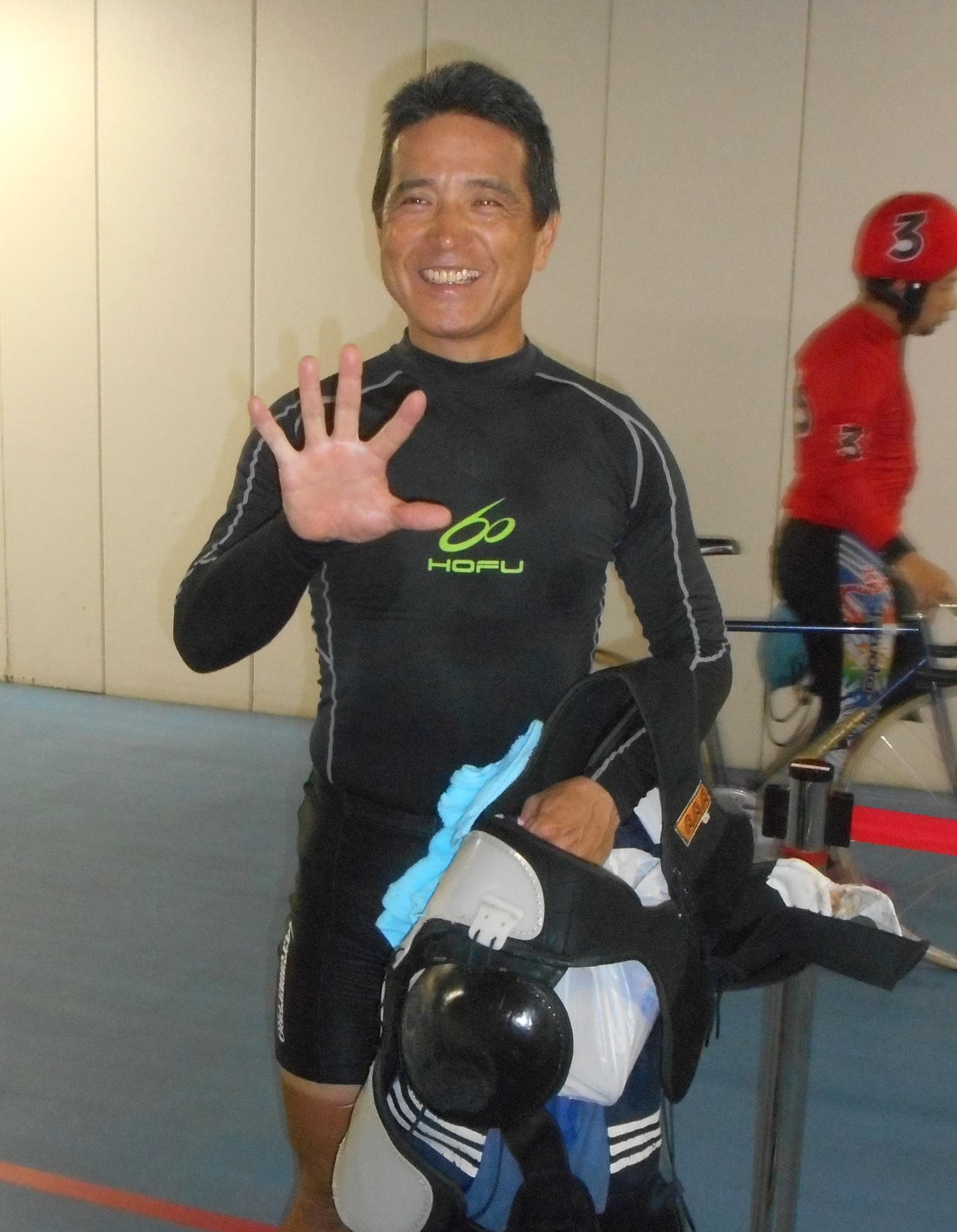 予選3Rで通算500勝を達成し、5本指で喜びを示した重一徳（撮影・岡田晋）