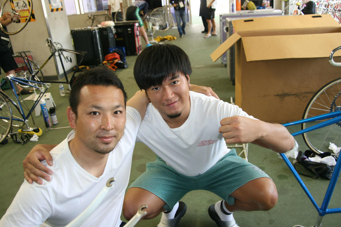 予選4Rは松坂侑亮（右）が兄と慕う河野要を擁して果敢に駆ける（撮影・秋山正則）