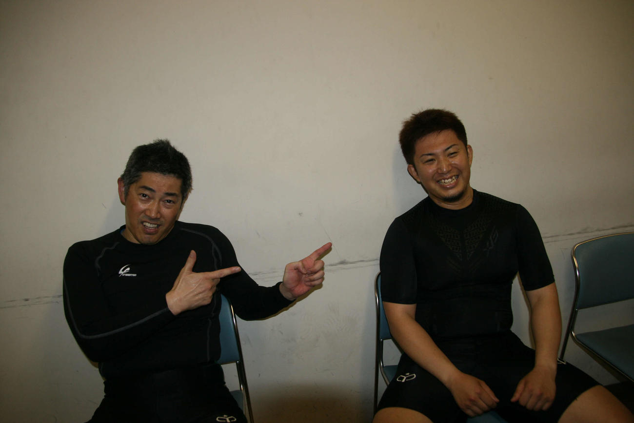 1Rを勝利した吉岡伸太郎（右）と、マークして2着の清水邦章（撮影・秋山正則）