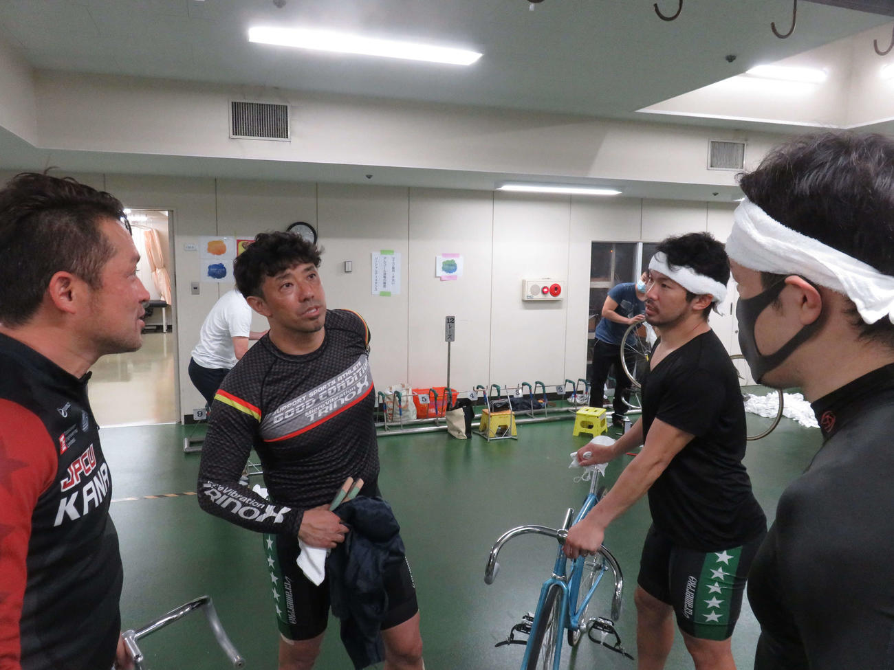 決勝の並びを話し合う神奈川勢（左から石井毅、野村純宏、小島歩、巴直也）