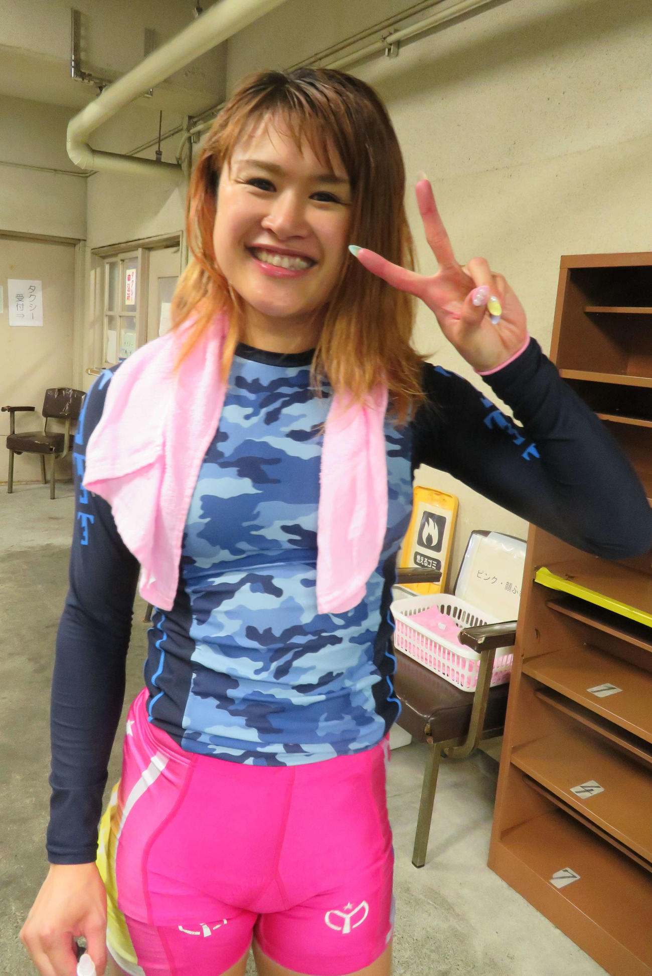 ガールズ予1・8Rを勝利してVサインで喜ぶ成田可菜絵