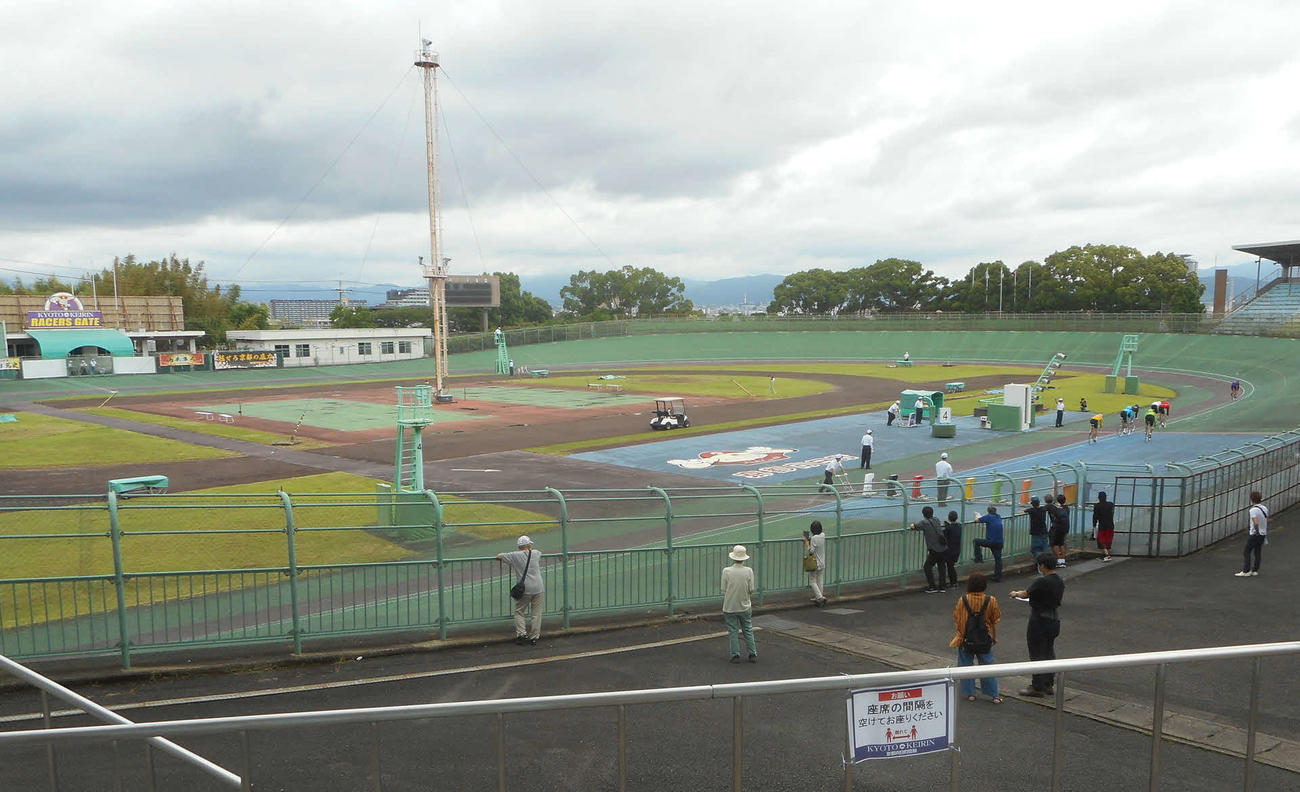 ミッドナイト競輪を来年度にも開催する方針となった向日町競輪場（撮影・岡田晋＝20年6月28日）