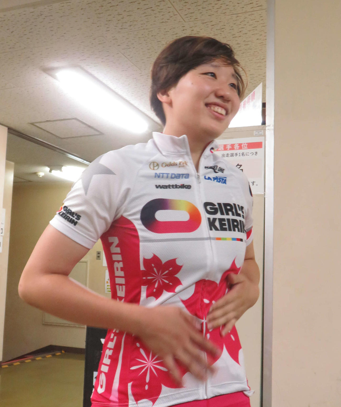 悔しそうな表情でレースを振り返る岡本二菜（撮影・栗田文人）