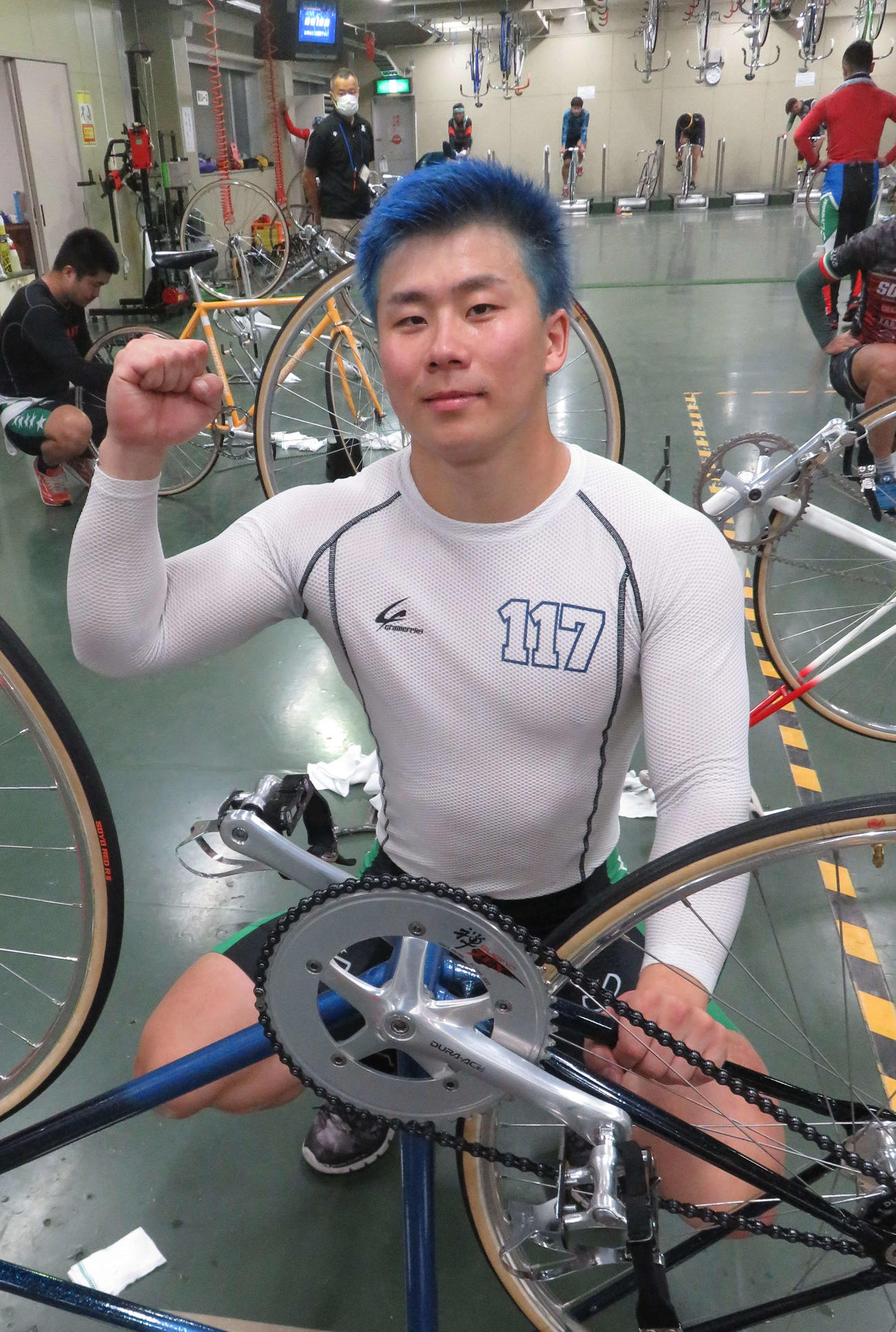 髪も新車もラッキーカラーと考える青色にした鈴木玄人