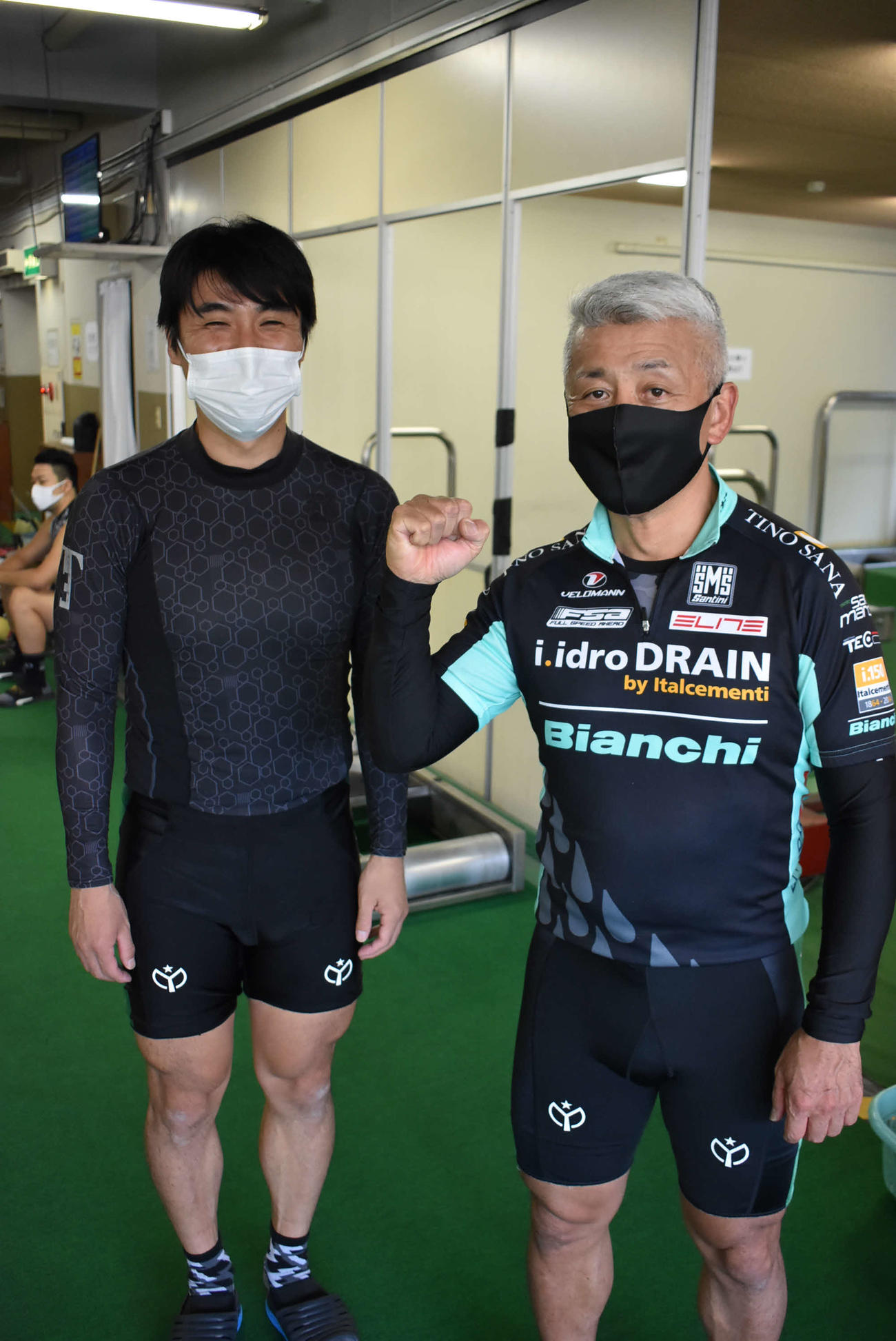 鈴木慎二（左）は初めて師匠の遠沢健二の前回りに緊張の面持ち