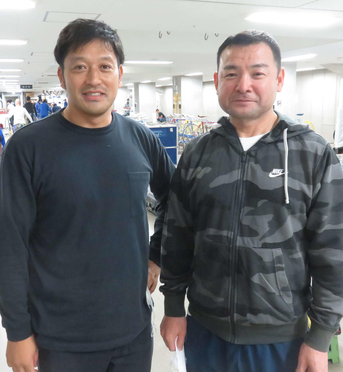 健闘を誓う大橋徹（左）と野崎修一（撮影・野島成浩）