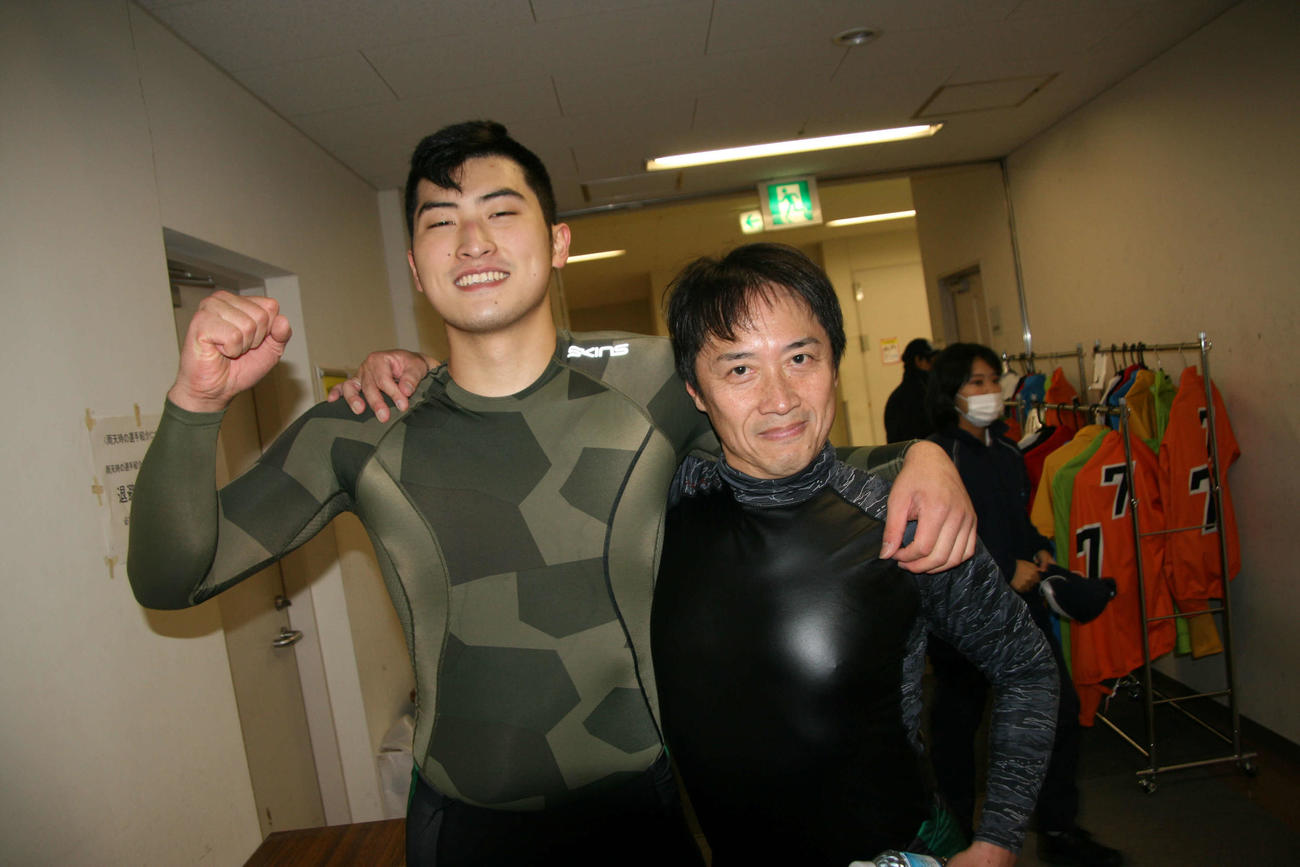 菊池崇史（右）が後輩、大平竜太郎マークから差し切り勝ち（撮影・秋山正則）