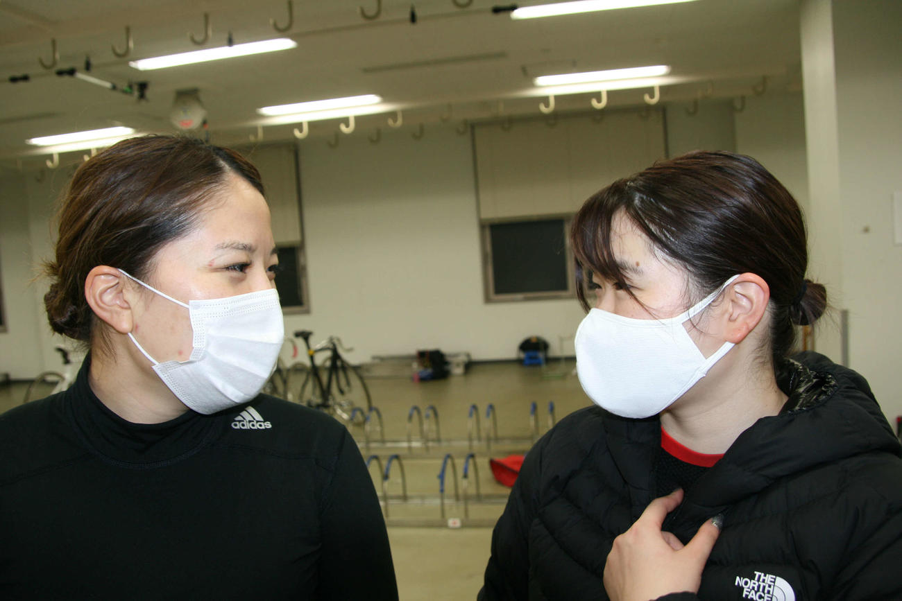 小林優香（左）と尾方真生が仲良くガールズトークを展開（撮影・秋山正則）