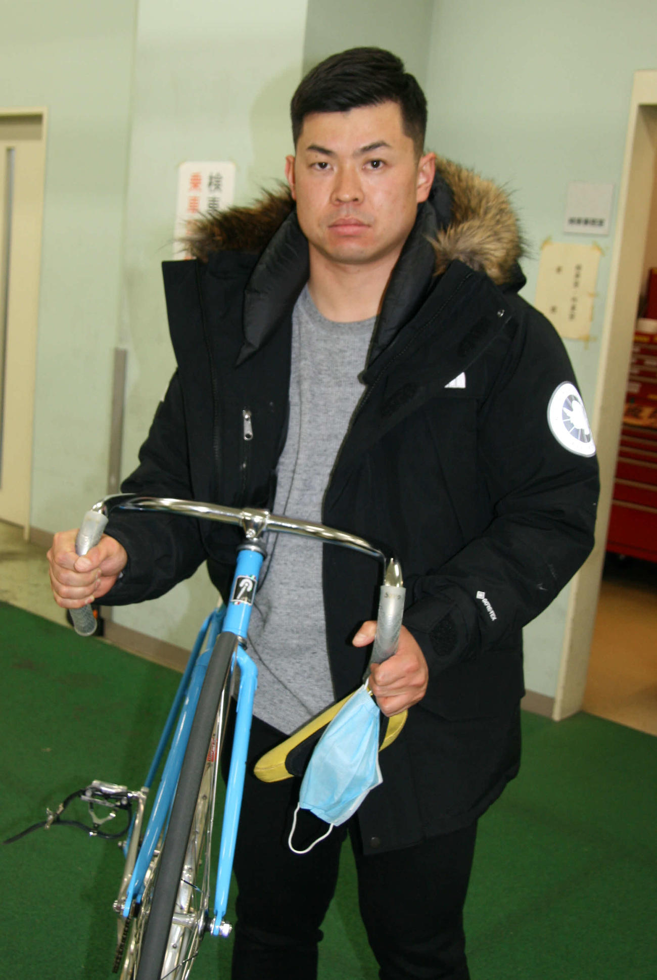師匠の篠原龍馬を連れて駆ける小原周祐（撮影・秋山正則）