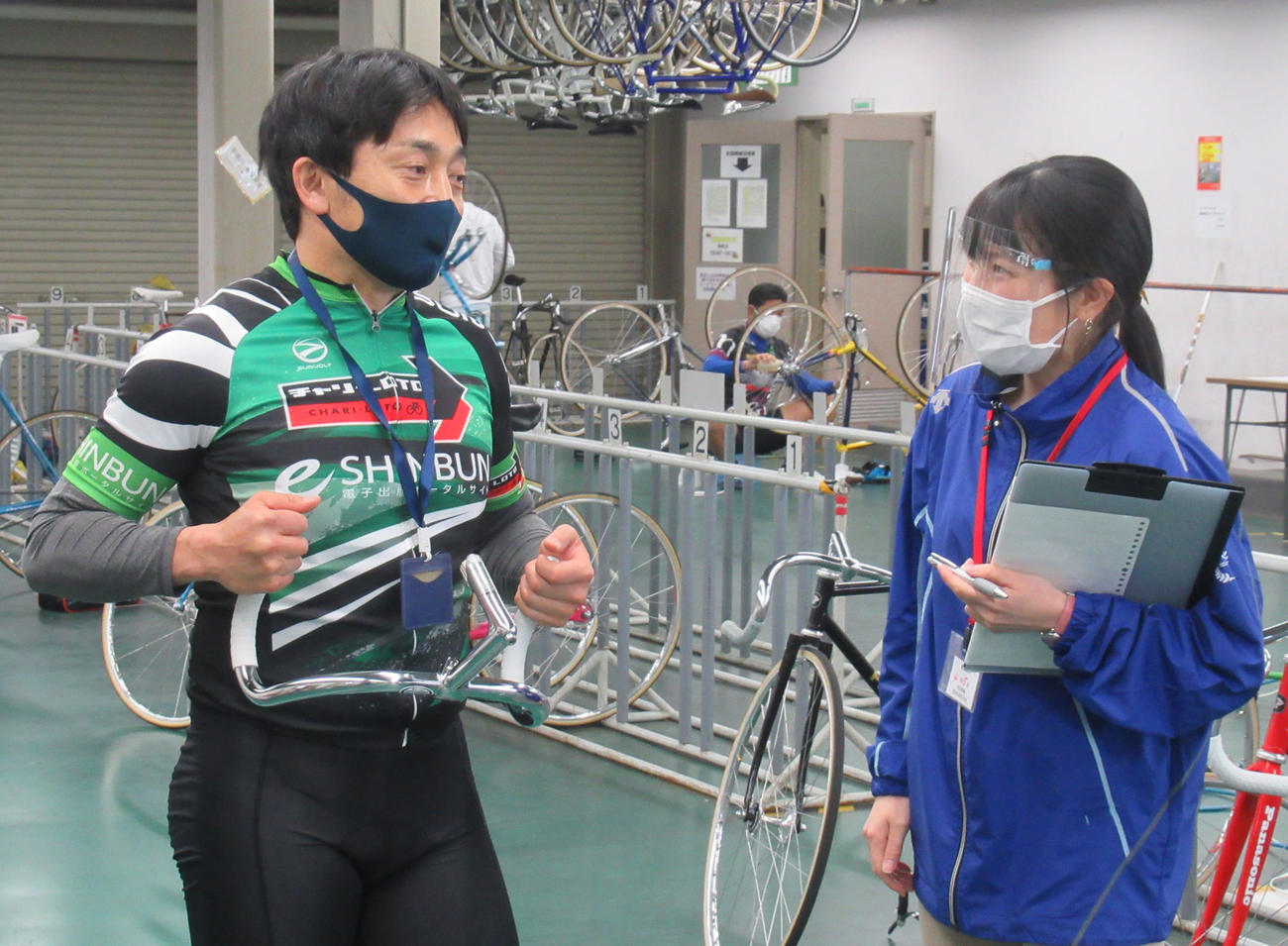 検車場で取材する元ガールズレーサー明珍裕子さん（右）。左は藤原誠（撮影・岡田晋）