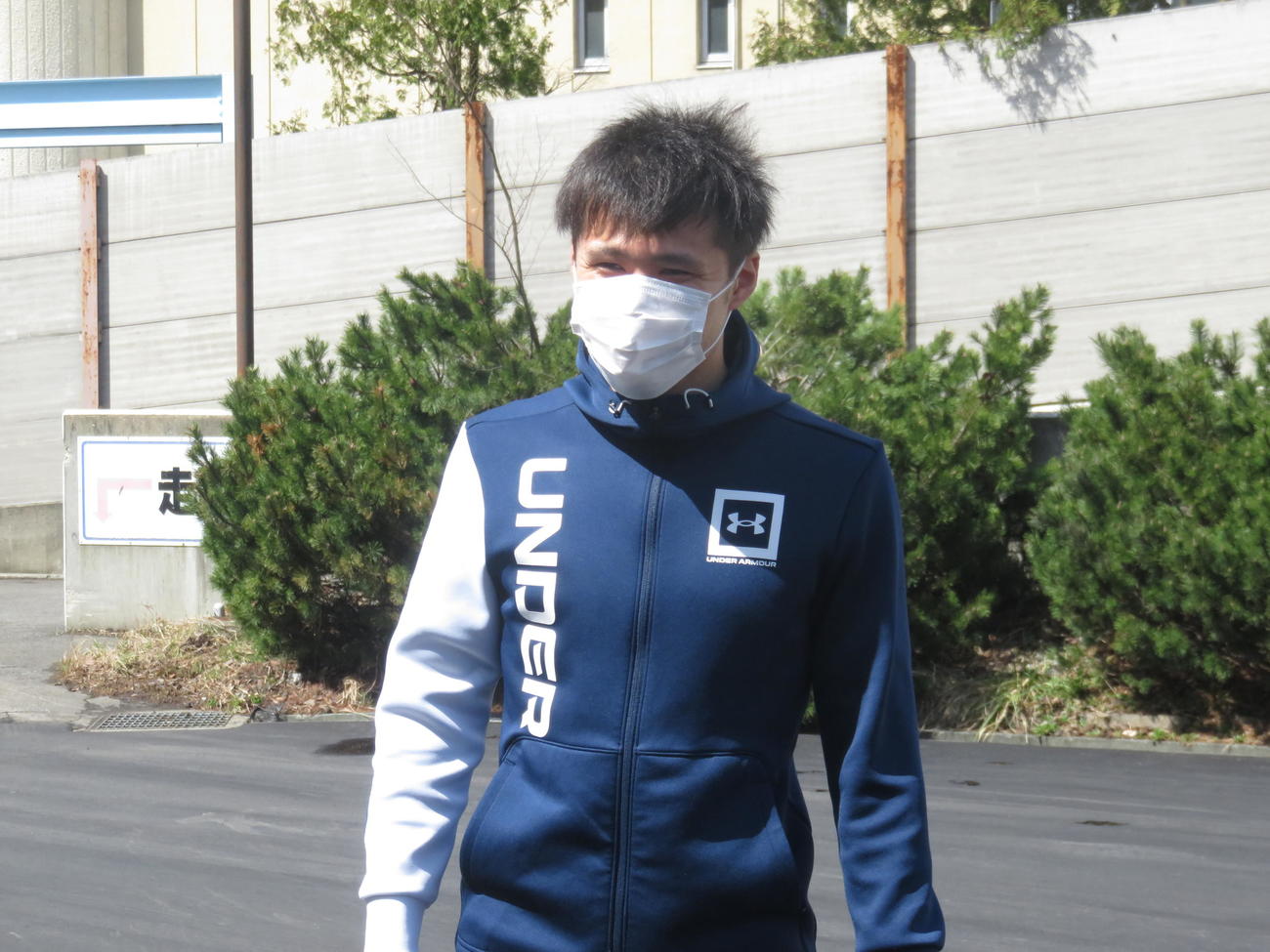 地元の開幕戦を前に笑顔で競輪場入りする木村弘