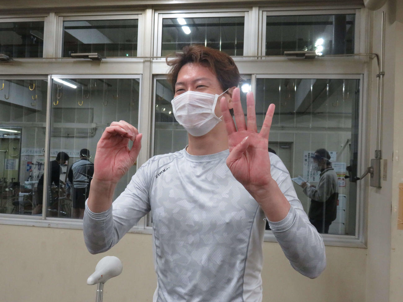 長谷川辰徳は40代最初のレースを勝利し、うれしそうにポーズ