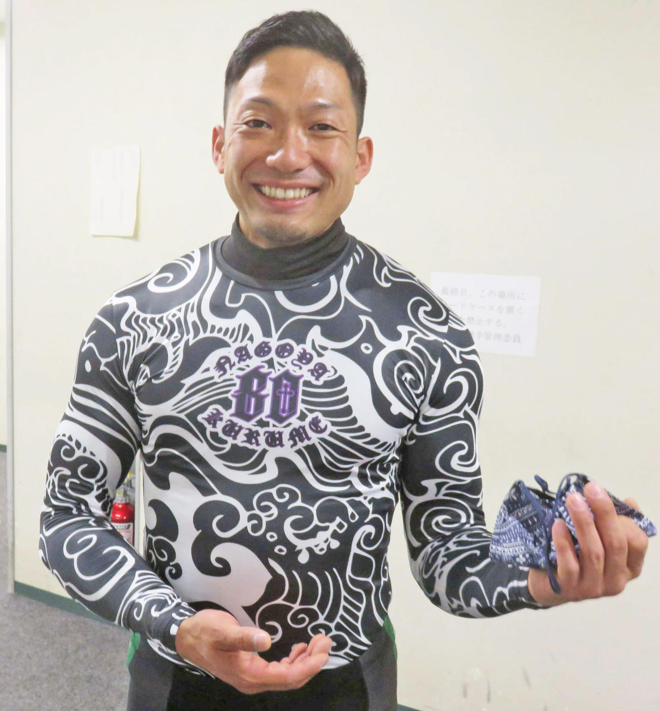 ゆりかごポーズで笑顔を見せる佐藤健太