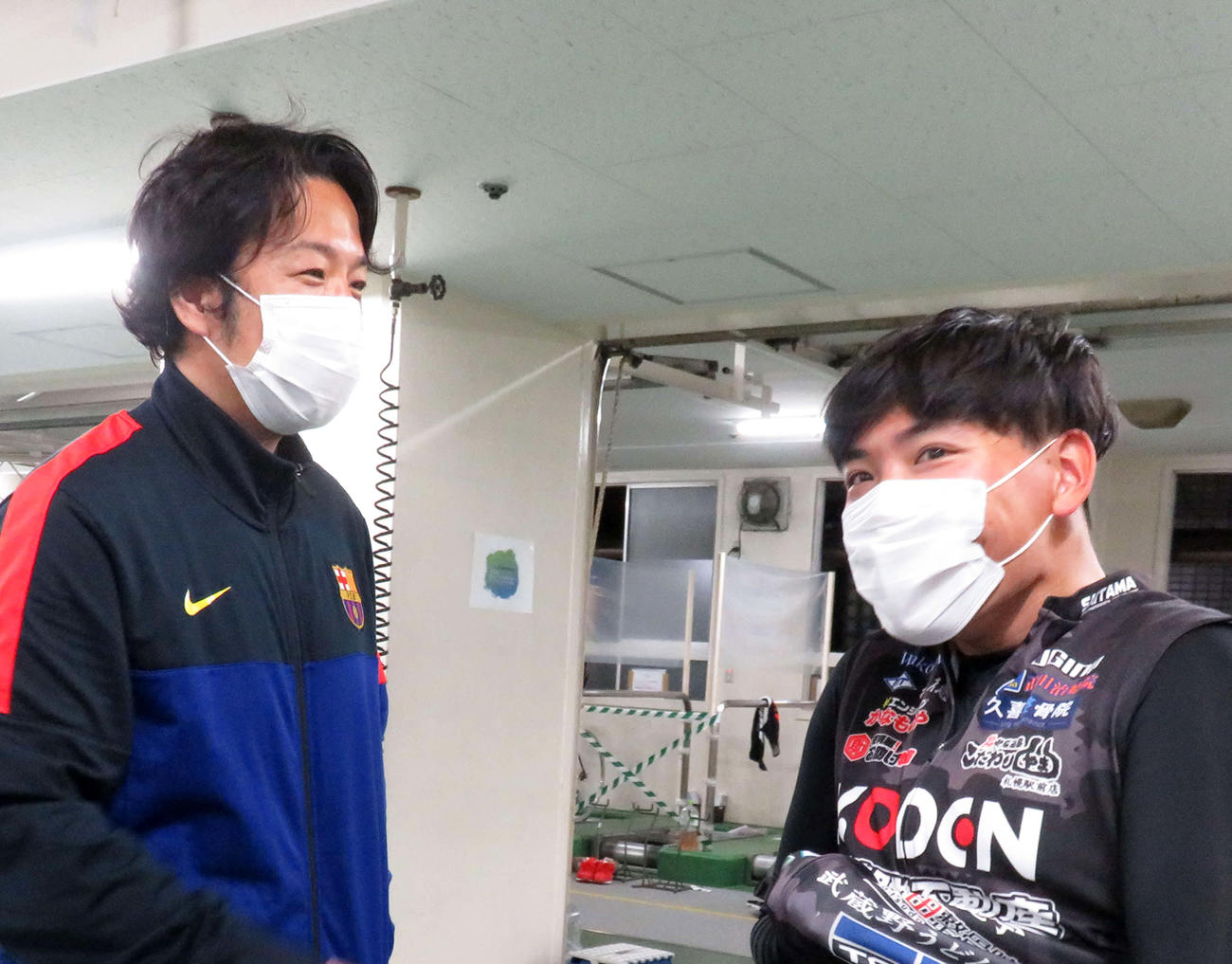 鈴木龍之介（左）が山田雄大と談笑しながら準決4Rへ策を練る（撮影・野島成浩）