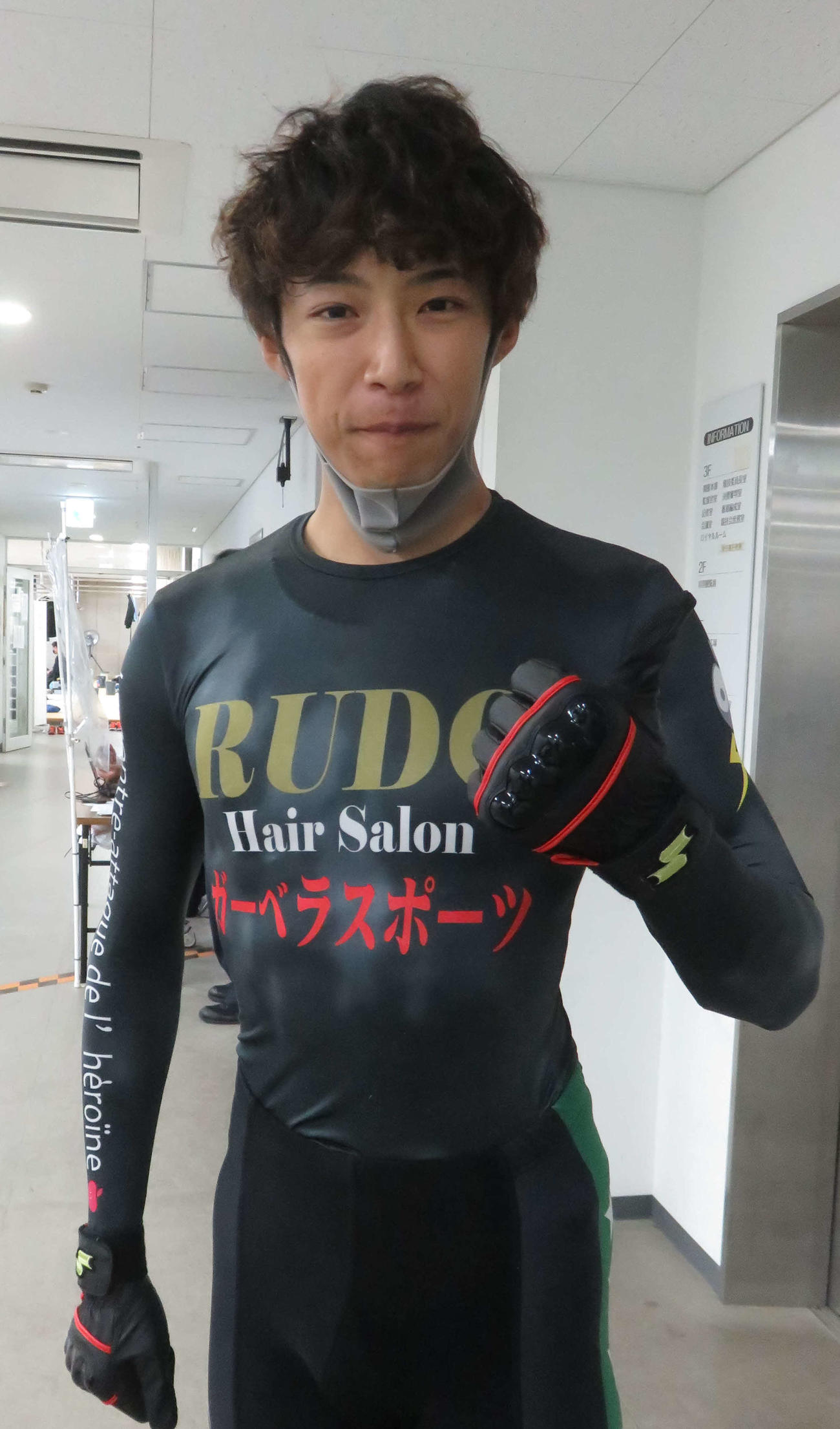 ガッツポーズで気合を示す渡辺直弥（撮影・野島成浩）