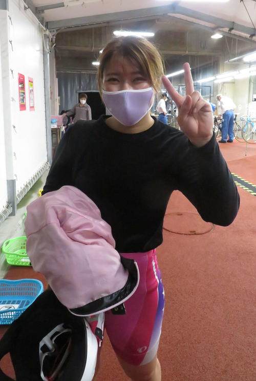 山原さくら前場所７着ショックを吹き飛ばす逃げ切りに笑顔 佐世保ミッド ミッドナイト競輪写真ニュース 日刊スポーツ